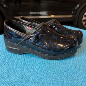 Sanita  Patent Clogs in Black with Blue Marble Effect 39